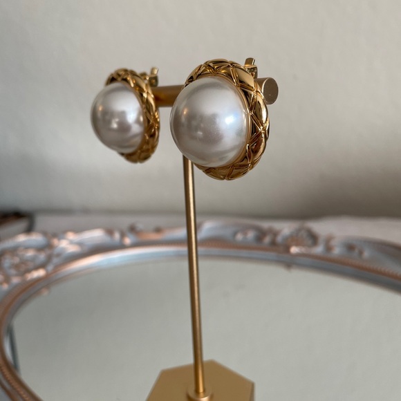 Vintage Gold Pearl Round Clip Earrings - Picture 4 of 4
